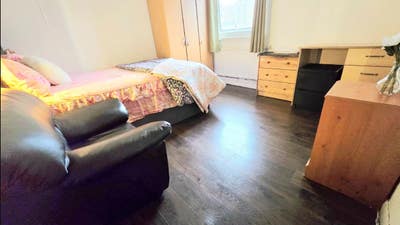 🏡 Spacious Double Room | Mile End  Main Photo