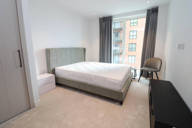 Ensuite and double room by Elizabeth line  Main Photo