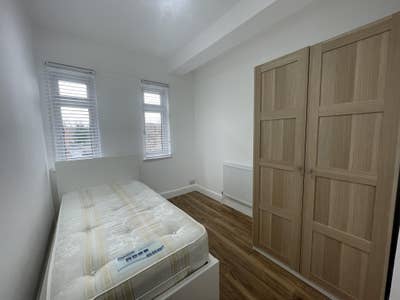 Single room in recently decorated flat, NW11 Main Photo