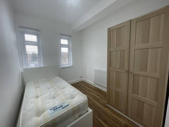 Single room in recently decorated flat, NW11 Main Photo