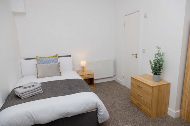 Newly Renovated 5-Bedroom Ensuite -All Bills inc!! Main Photo