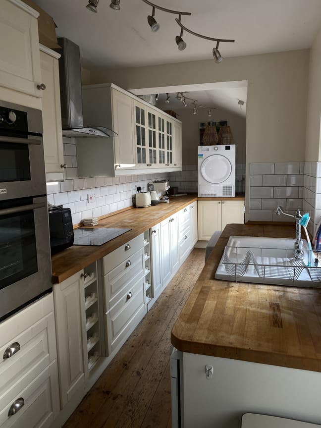 Large Double Room in Quiet House & Street Main Photo