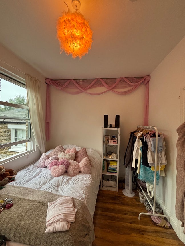 Double Room Available Main Photo