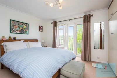 Spacious Double (with Balcony!) in 2 Bed flat Main Photo