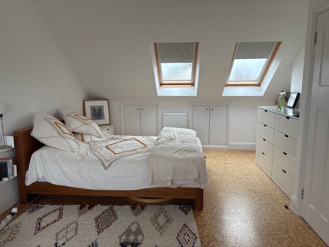 Spacious en-suite loft room in family home to rent Main Photo