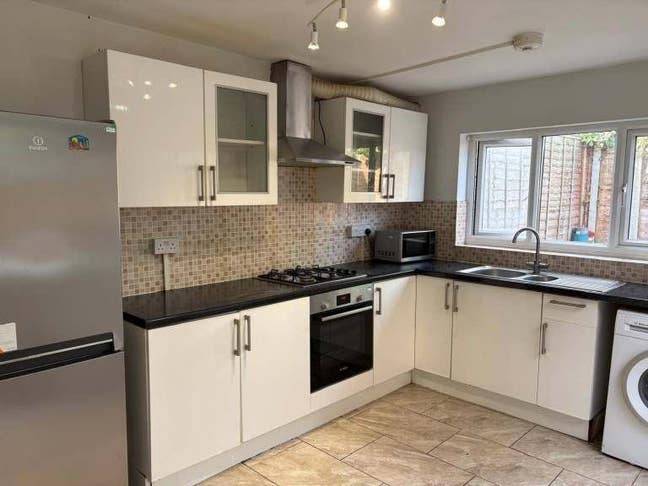 *6 Double Rooms Available – E7 9LE Main Photo