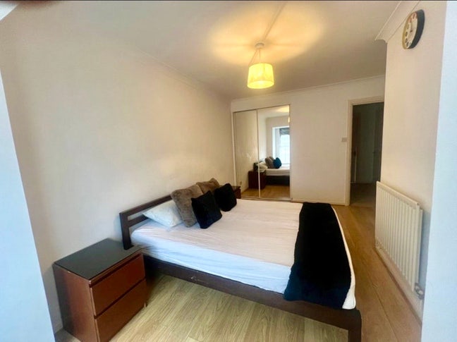 Spacious Double Room in a Townhouse – E16  Main Photo