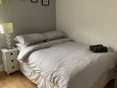 Superb double bedroom Main Photo