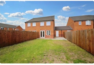 Double room available in a very quiet home Main Photo