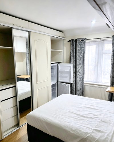 Double Room -  Crest Drive, Enfield EN3 5QE Main Photo