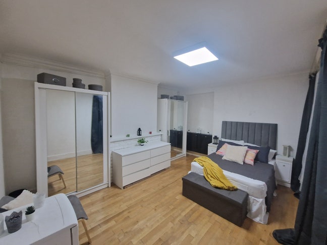 Large Double Room Available Main Photo