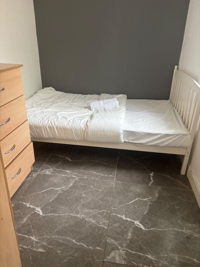 Small SGL Room by Finsbury Park Main Photo