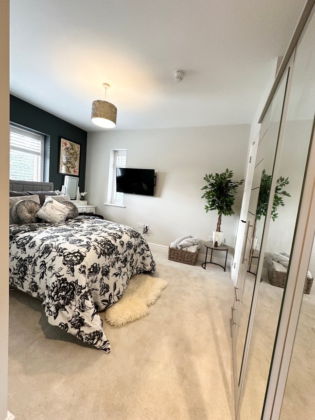 En-suite Room to let Furnished close to station  Main Photo