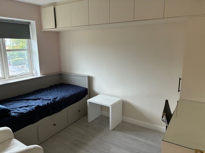 Fully furnished double room in Feltham centre Main Photo