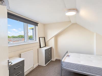 Furnished Rooms - Bills included - Student/Working Main Photo