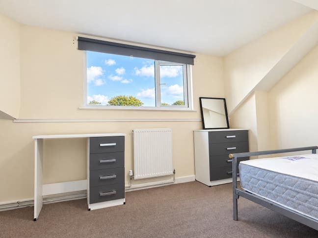 Furnished Rooms - Bills included - Student/Working Main Photo