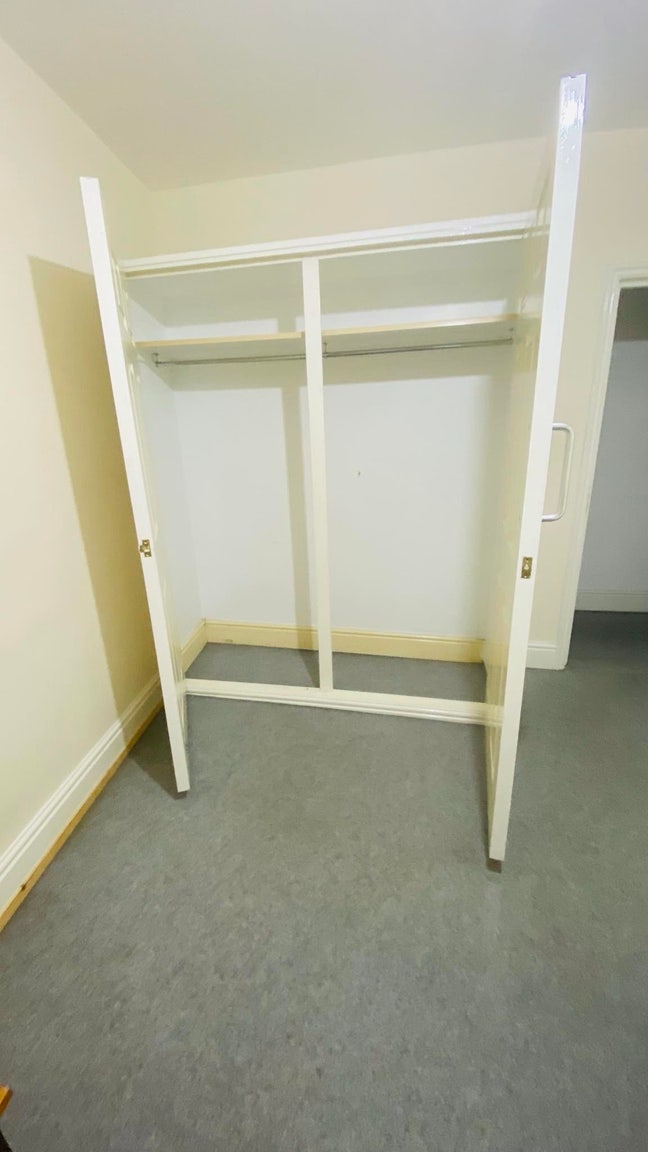 1room with bed and cupboard  Main Photo