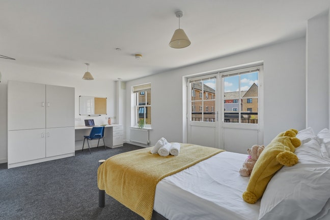 Large Double Ensuite Room Very Close to City Main Photo