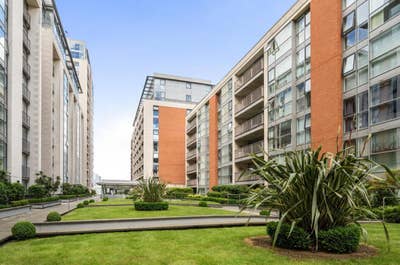 Excellent 2 bed by Excel & Royal Victoria Docks Main Photo
