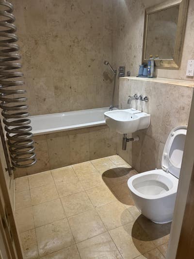A room with separate toilet available for rent  Main Photo