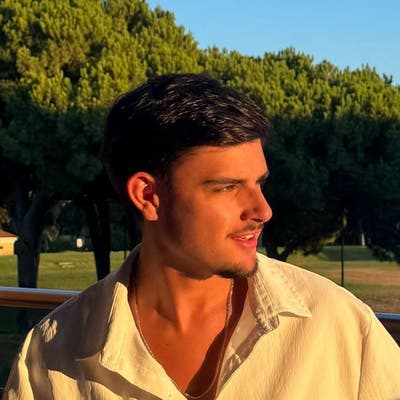 Two Portuguese Friends Looking for 2 Rooms in Main Photo