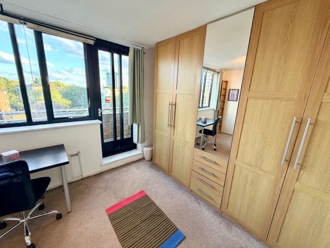 Huge master+Balcony+Living room-All Incl-High St K Main Photo