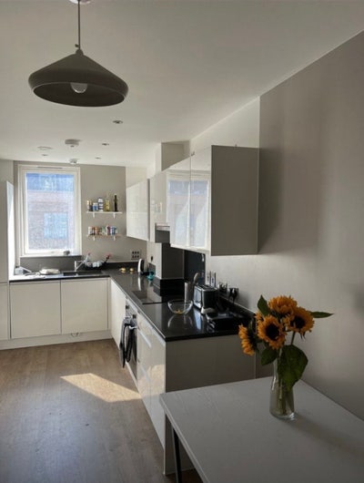 Double room with private balcony in Limehouse Main Photo
