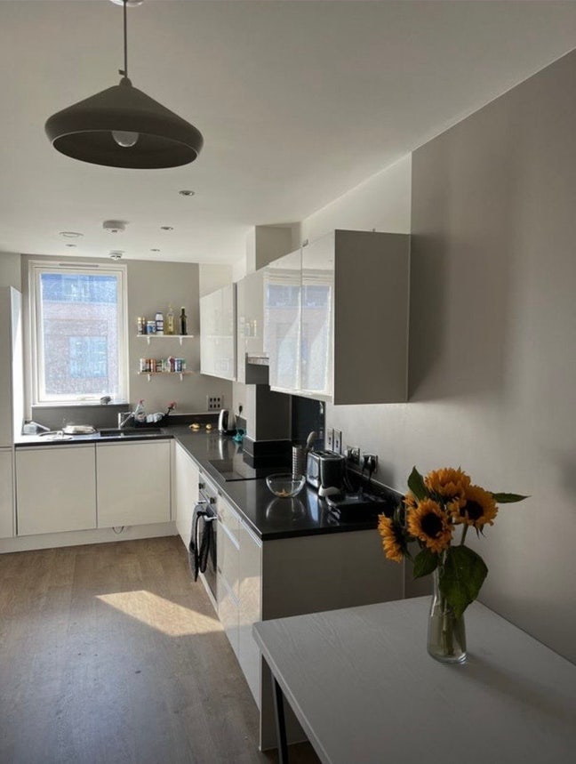 Double room with private balcony in Limehouse Main Photo