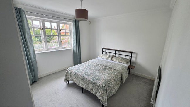 Spacious Double Room with Private En-Suite GU2 Main Photo