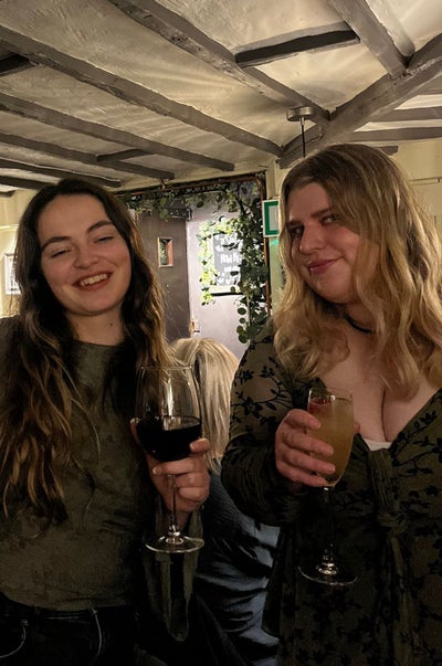 Two friends looking for rooms in house Main Photo