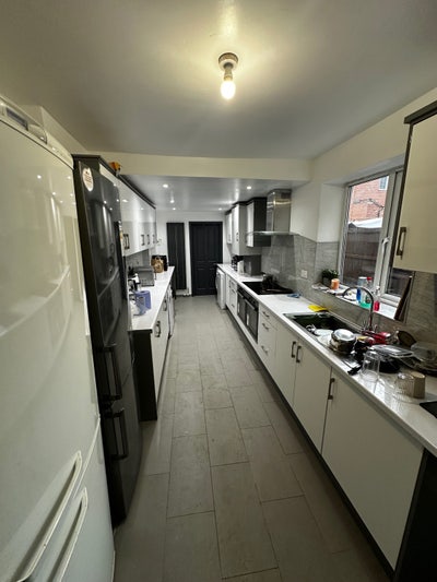 ***6 Bedroom Group House*** Main Photo