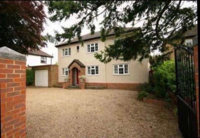 1 room available in shared executive house.  Main Photo