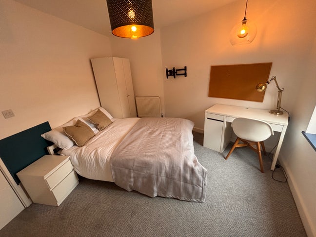 Large En-suite Room Main Photo