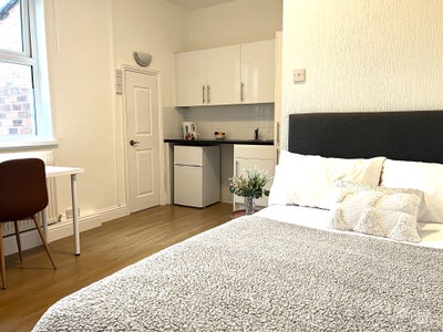 Spacious Double Rooms with En-suite Wakefield Cent Main Photo