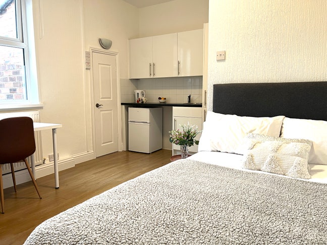 Spacious Double Rooms with En-suite Wakefield Cent Main Photo