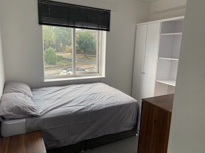Large Ensuite Room Available Main Photo