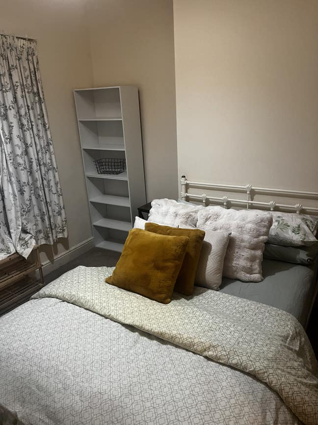 Single bedroom with a double bed in Stoke  Main Photo