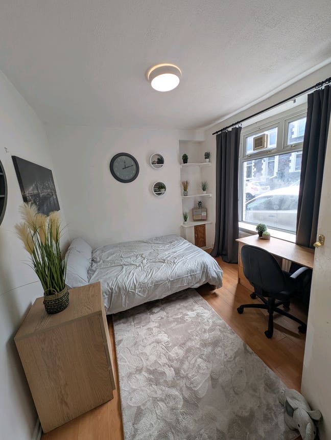 Single room available all bills included  Main Photo