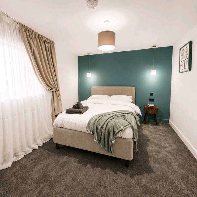 Large Double En-Suite Room with Driveway Parking  Main Photo