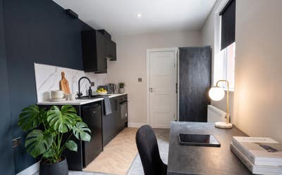 Spacious Modern Studio Room🛏Bills Included ✨Crewe Main Photo