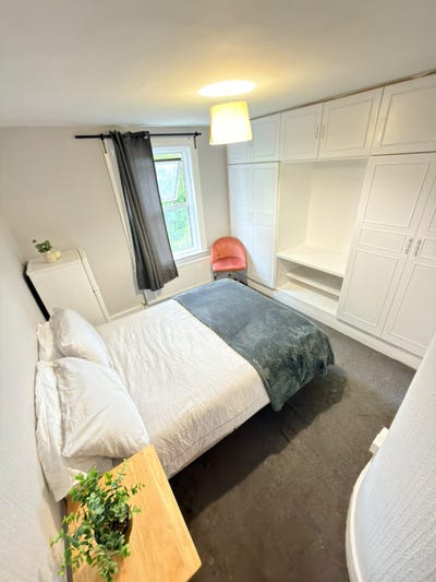 Amazing room in a Gorgeous spacious House Main Photo