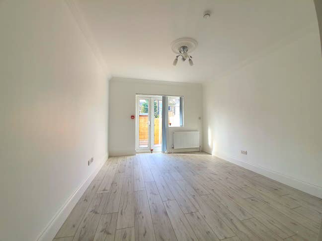 Spacious Garden Ensuite Room – Couples Welcome  Main Photo
