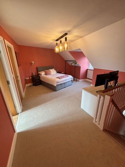 Spacious top-floor room with en-suite  Main Photo