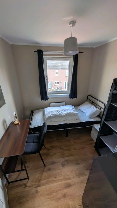 Single room in shared 3 bedroom house Main Photo
