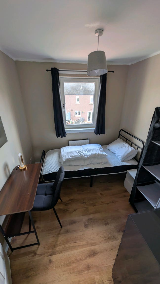 Single room in shared 3 bedroom house Main Photo