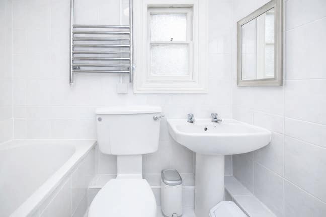 Single Bedsit with Natural Light in SW3 Main Photo