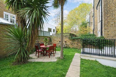 Single Bedsit with Natural Light in SW3 Main Photo