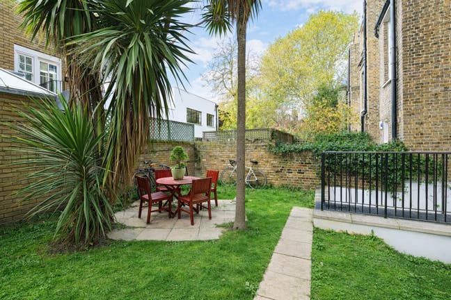 Single Bedsit with Natural Light in SW3 Main Photo