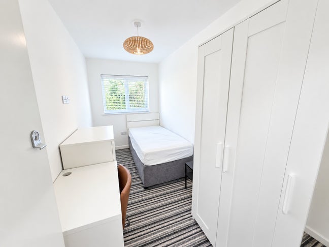 Single Room With shared bathroom @ &pound;550pcm Main Photo