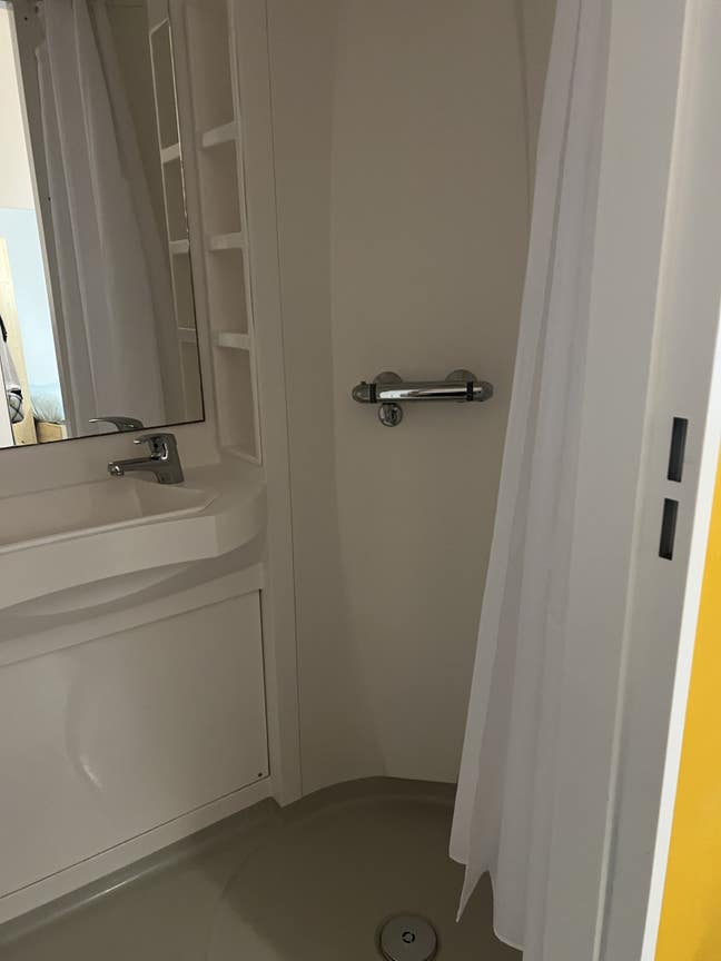  Large Standard Single Ensuite Main Photo